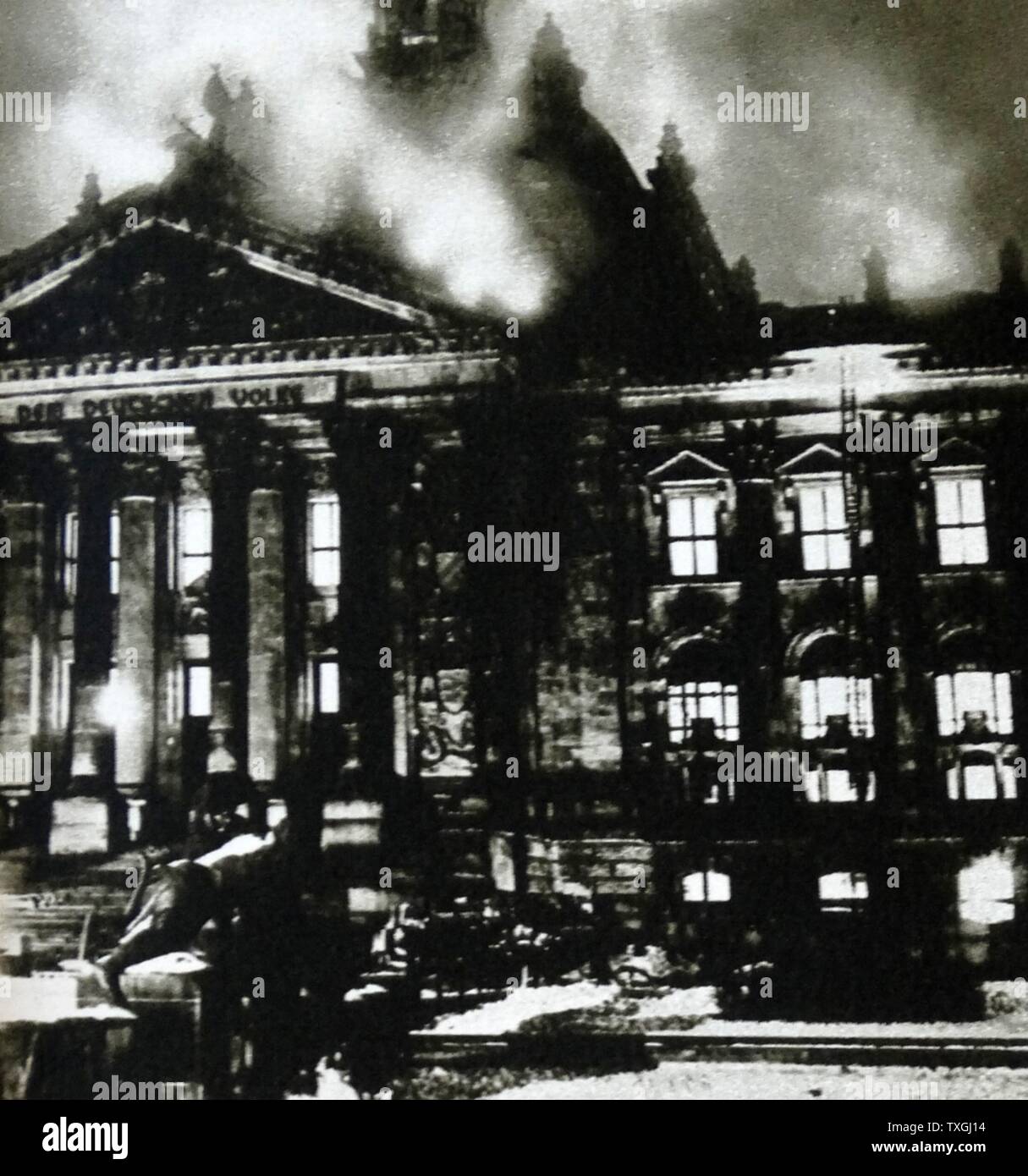 Fotoabzug des Reichstagsgebäudes in Brand, festgelegten niederländischen Rates Kommunist Marinus van der Lubbe (1909-1934). Vom 20. Jahrhundert Stockfoto