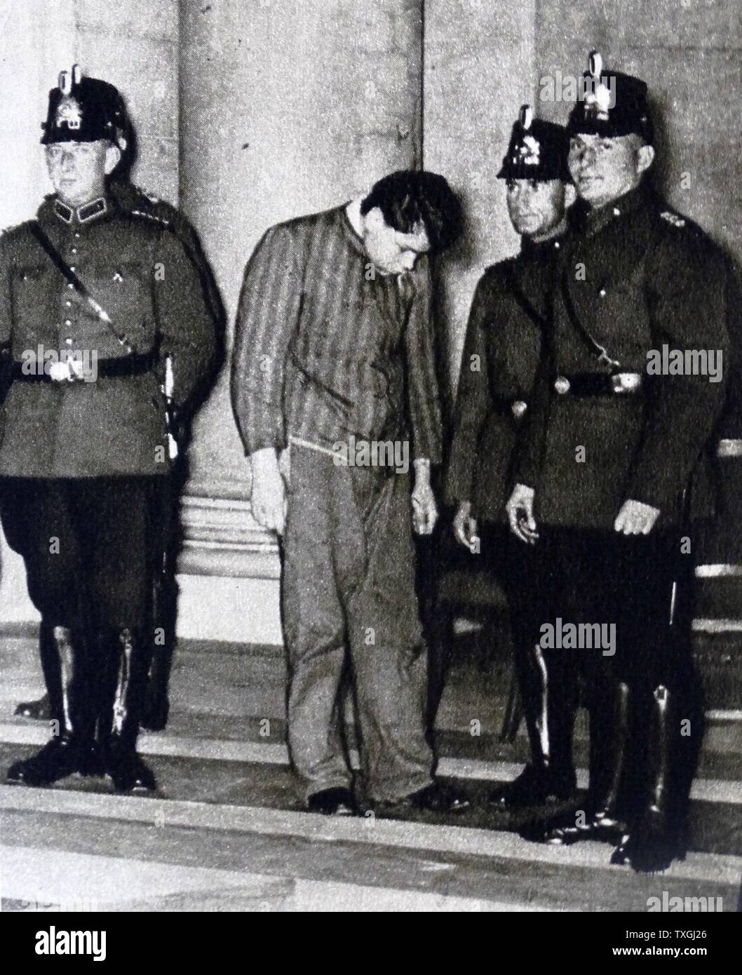 Fotodruck von Marinus van der Lubbe (1909-1934) mit Polizeibeamten außerhalb des Gerichts. Marinus van der Lubbe, niederländischen Rates Kommunist, der verurteilt wurde, wegen Brandstiftung in das Reichstagsgebäude. Vom 20. Jahrhundert Stockfoto