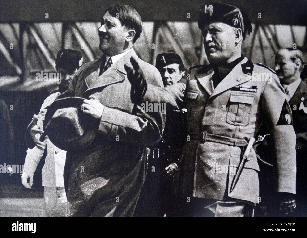Italienischen faschistischen begrüßt Mussolini (rechts) Nazi-deutschen Führer Adolf Hitler in Venedig 1934 Stockfoto