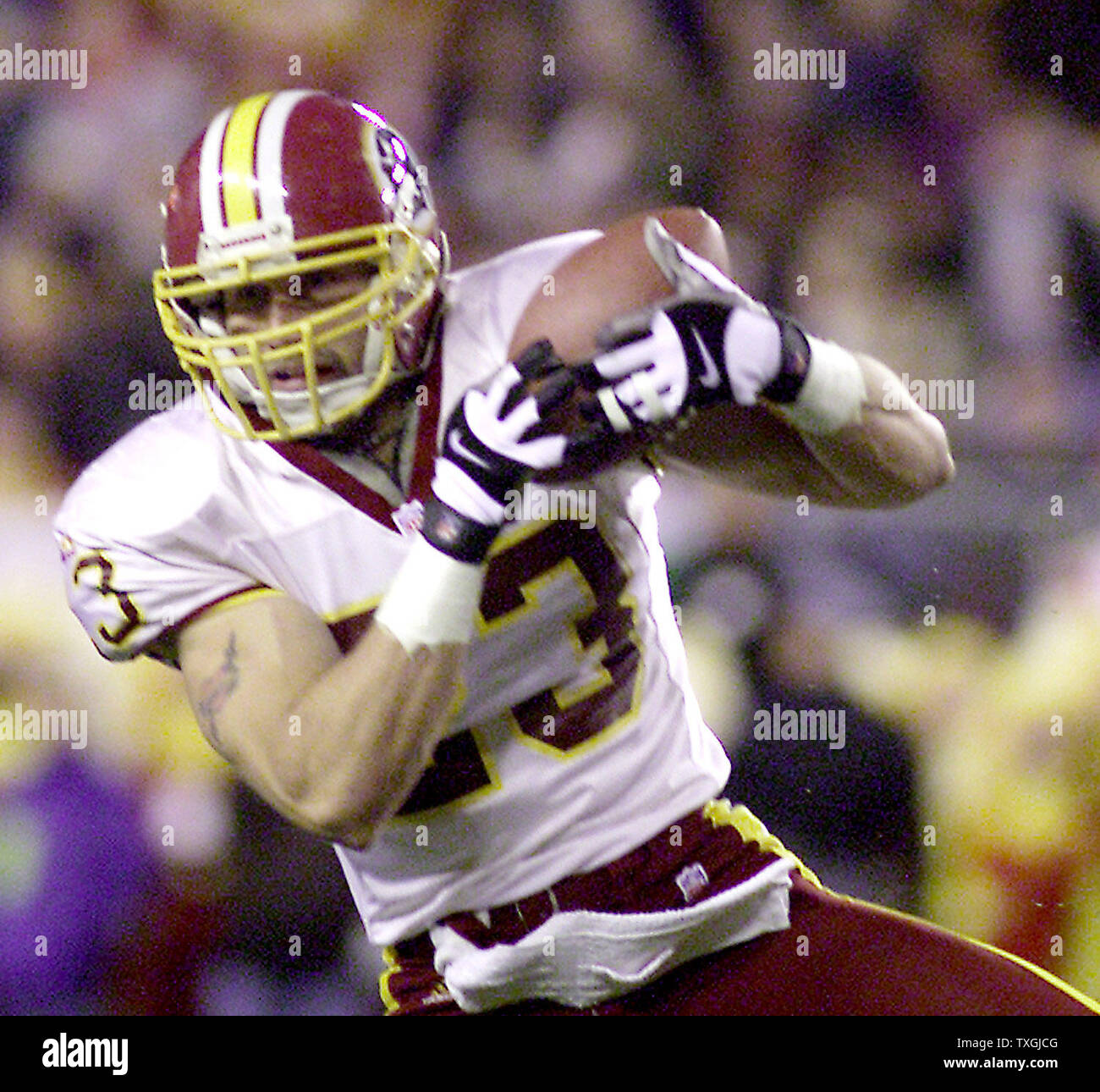 WAP 2000010807 - 8. JANUAR 2000 - RELJON, Maryland, USA: Redskins safety Matt Stevens fängt eine gespitzte Pass aus Detroit Lions QB Gus Frerotte wie die Redskins besiegten die Löwen 27-13 1/8.ts/Terry Schmitt UPI Stockfoto