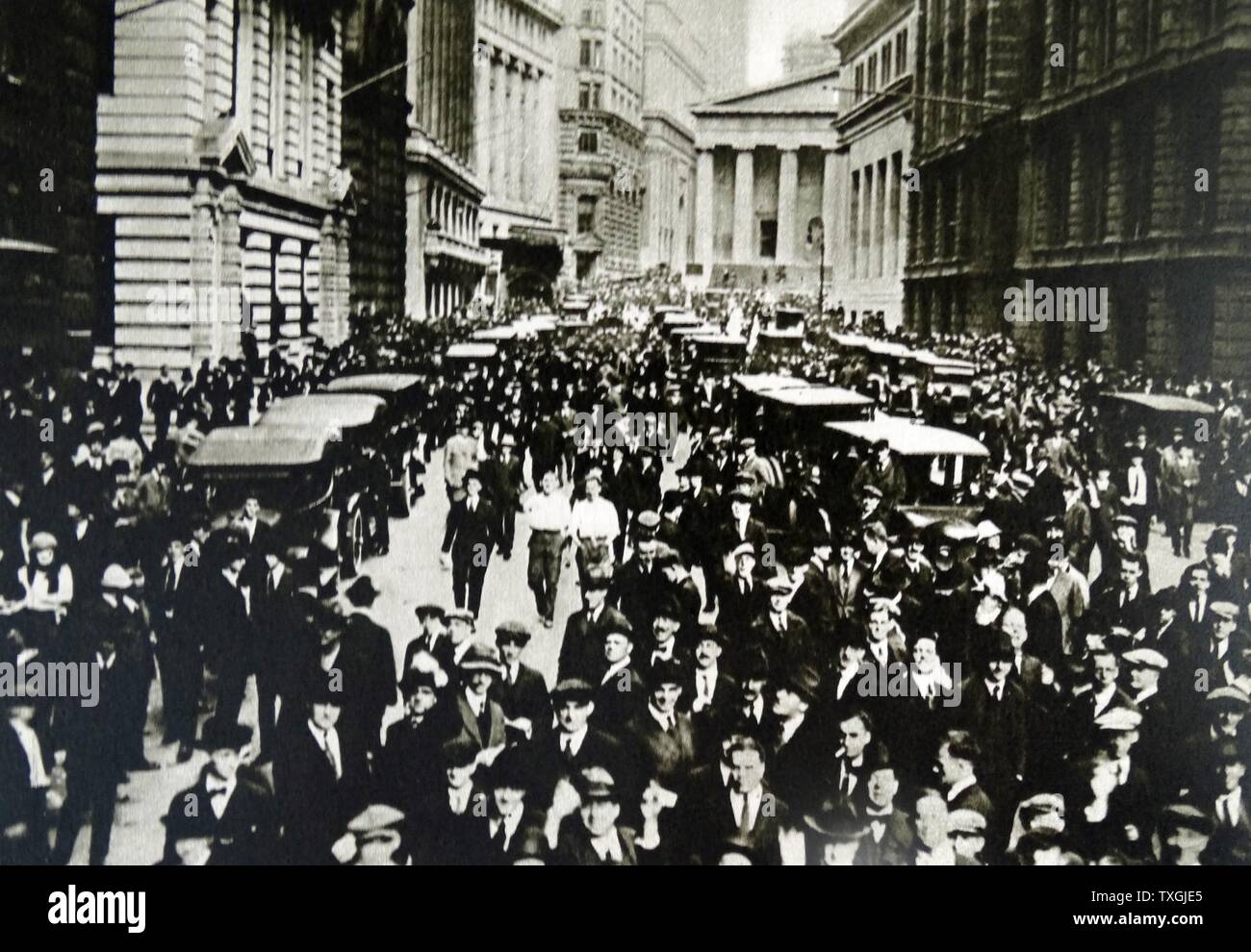 Fotodruck von Menschenmengen sammeln in der Wall Street, New York, zu Beginn der Wall Street Crash 1929. Vom 20. Jahrhundert Stockfoto