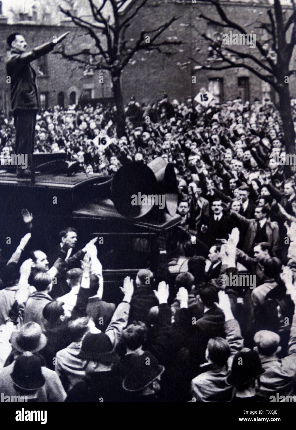Fotoabzug der British Union of Fascists führend, Oswald Mosley, sympathisiert Adressierung bei einer Kundgebung in London. Vom 20. Jahrhundert Stockfoto