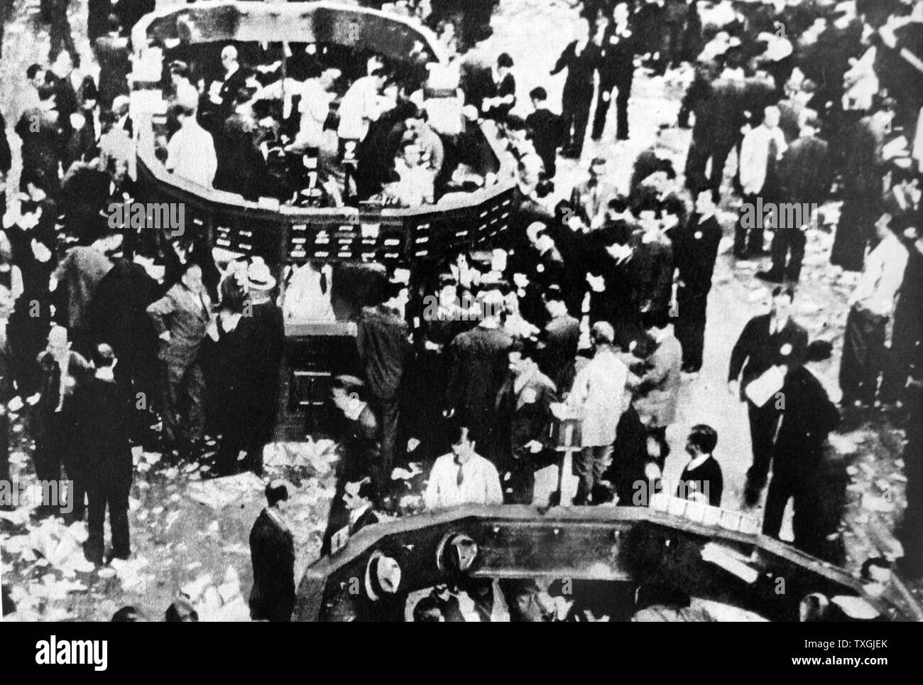 Fotodruck von Massen des Bodens von der Börse an der Wall Street, New York, zu Beginn der Wall Street Crash 1929. Vom 20. Jahrhundert Stockfoto
