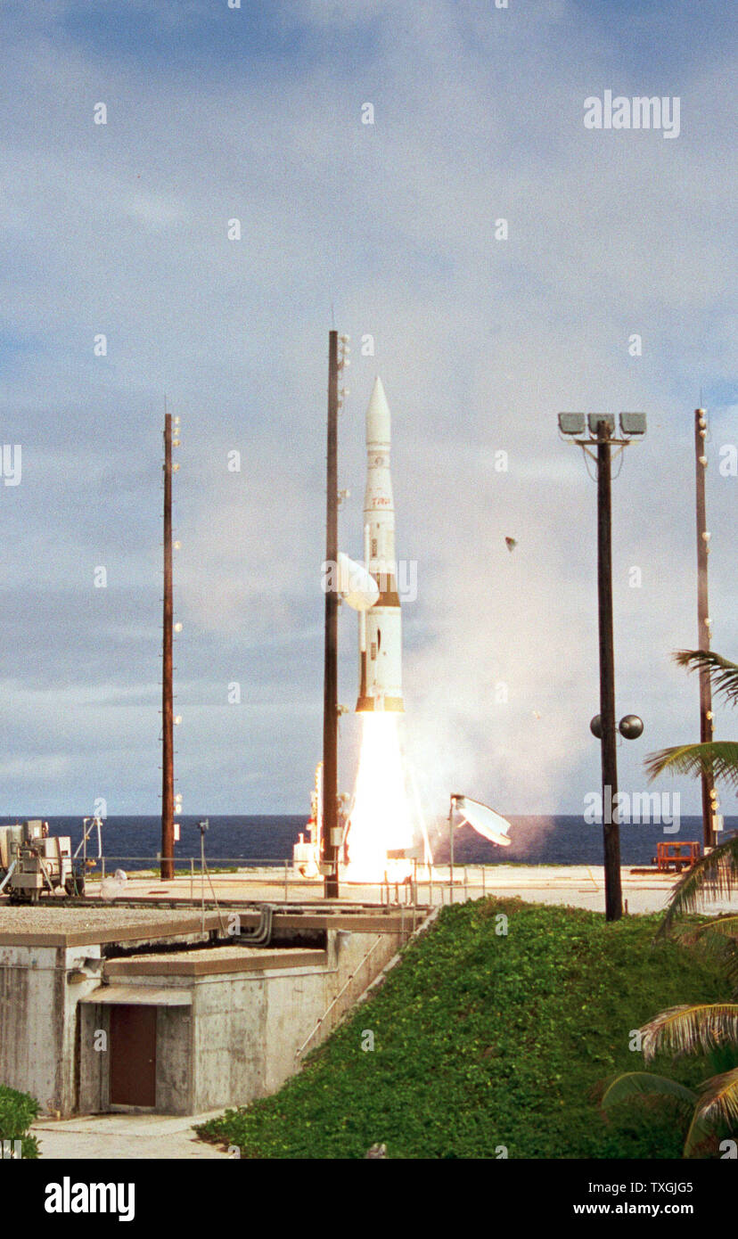MCK 2000011901 - 19 Januar 2000 - MECK INSEL, Mikronesien, USA: eine Nutzlast Trägerrakete mit einem Prototyp interceptor Aus Meck Insel im Kwajalein Missile Range gestartet am 18.01.2000, für eine geplante Abfangen einer ballistischen Rakete Ziel über den zentralen Pazifischen Ozean. Das Fahrzeug, eine modifizierte Minuteman Intercontinental Ballistic Missile, wurde von der Vandenberg Air Force Base, Calif. gestartet, um 6:19 Uhr, PST, und das Fahrzeug mit der Prototyp interceptor war ca. 20 Minuten später gestartet. Die abzufangen, wurde nicht erreicht. Der Test wurde von der ballistischen durchgeführt Stockfoto