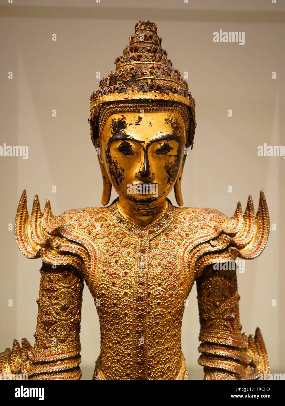 Gekrönten Buddha-Statue vergoldet 19. Jahrhundert Holz Burma (Birma, Myanmar) Stockfoto