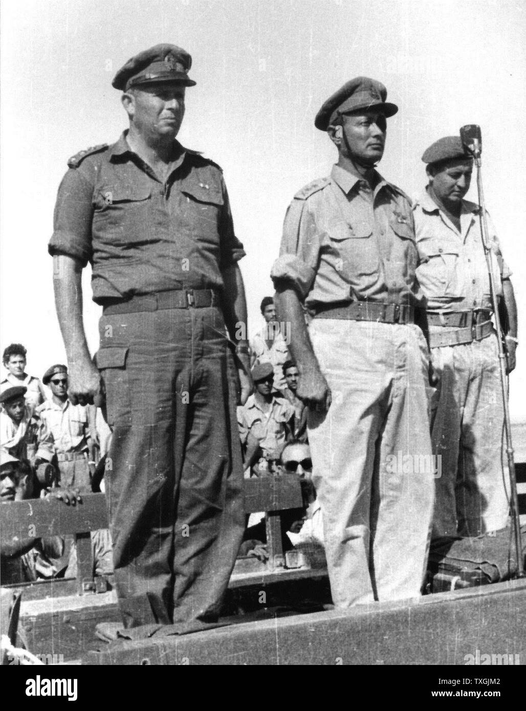 Asaf Simhoni mit Stabschef Moshe Dayan 1956. Simhoni (1922 - 6. November 1956 war Generalmajor in der israelischen Armee, war als Leiter des Northern Command, Assistent Leiter der Betriebsdirektion und leitete später als Leiter des Southern Command. 1956 Simhoni Israels Bemühungen während der Suez-Krise. Stockfoto