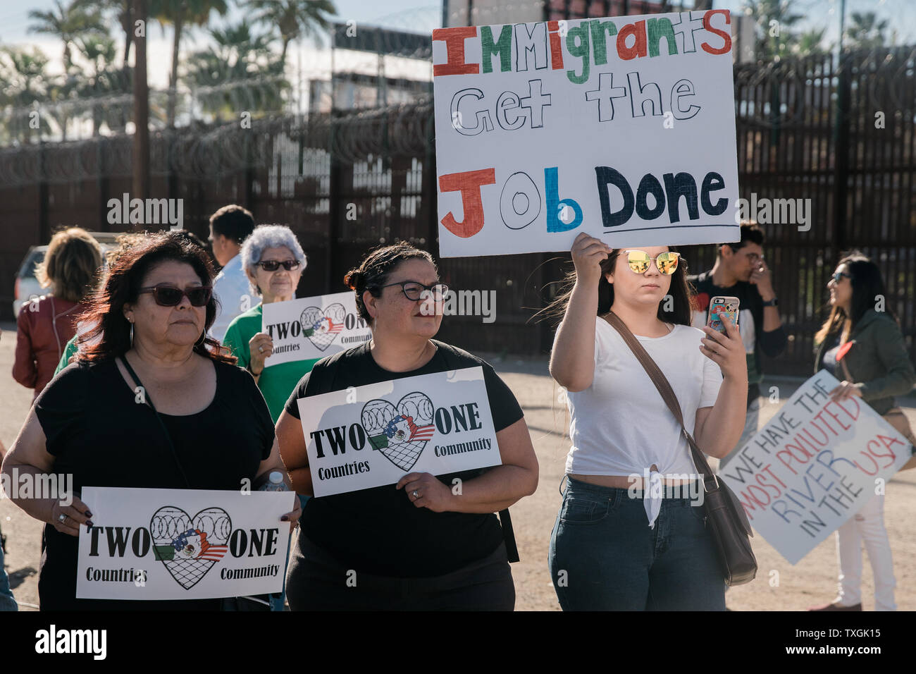Anti-Trump Demonstranten versammeln sich in der Nähe der Grenze Zaun an der US-mexikanischen Grenze in Calexico, Kalifornien vor Präsident des Trump besuchen Sie am 5. April 2019. Präsident Trump besucht die Grenze auf einem Abschnitt der Austausch Fechten zu schauen, ein 30 Fuß Barriere. Foto von Ariana Drehsler/UPI Stockfoto