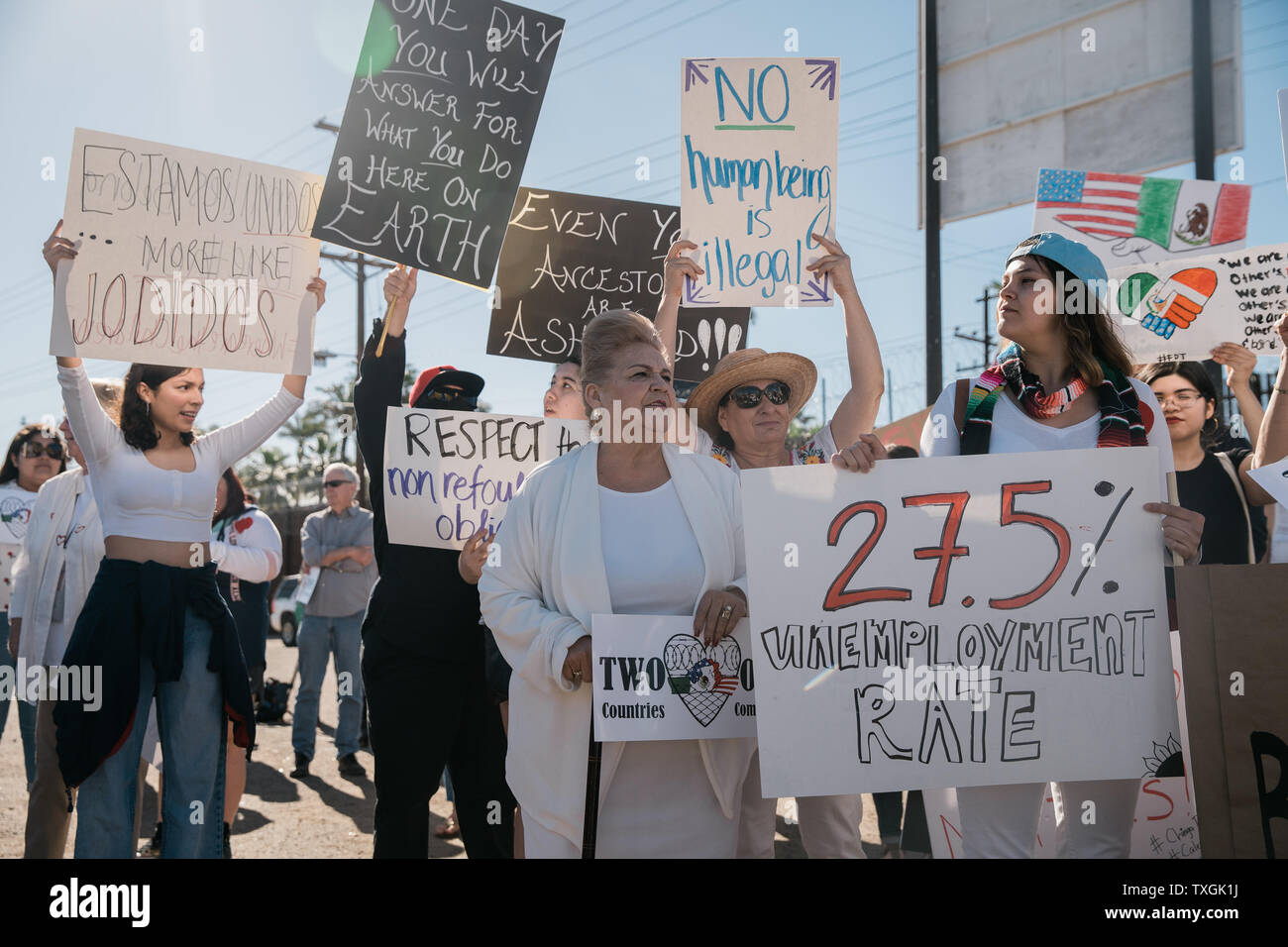 Anti-Trump Demonstranten versammeln sich in der Nähe der Grenze Zaun an der US-mexikanischen Grenze in Calexico, Kalifornien vor Präsident des Trump besuchen Sie am 5. April 2019. Präsident Trump besucht die Grenze auf einem Abschnitt der Austausch Fechten zu schauen, ein 30 Fuß Barriere. Foto von Ariana Drehsler/UPI Stockfoto