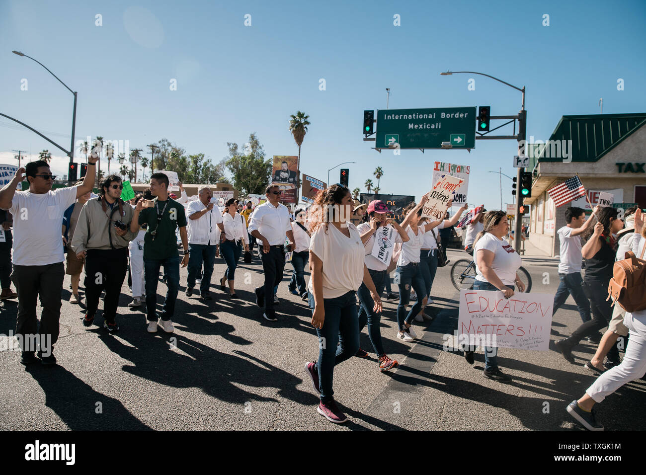 Anti-Trump Demonstranten versammeln sich in der Nähe der Grenze Zaun an der US-mexikanischen Grenze in Calexico, Kalifornien vor Präsident des Trump besuchen Sie am 5. April 2019. Präsident Trump besucht die Grenze auf einem Abschnitt der Austausch Fechten zu schauen, ein 30 Fuß Barriere. Foto von Ariana Drehsler/UPI Stockfoto