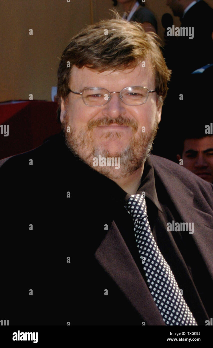 Regisseur Michael Moore posiert für die Fotografen auf dem roten Teppich vor der Galavorstellung von seinem umstrittenen Film "Fahrenheit 911" im Palais des Festivals 17. Mai 2004 während der Filmfestspiele von Cannes in Cannes, Frankreich. (UPI Foto/Christine Kauen) Stockfoto