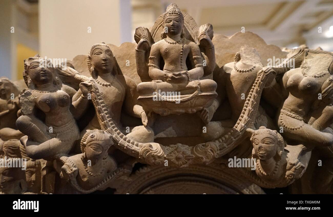 Skulptur Darstellung Harihara, Vishnu und Shiva kombiniert aus der Chandella-Dynastie. Vom 11. Jahrhundert Stockfoto