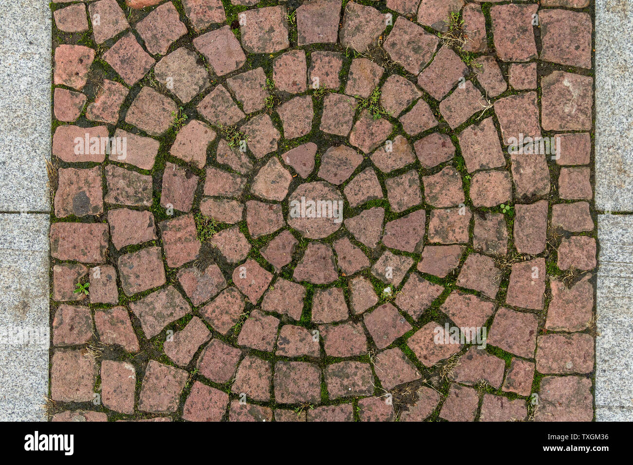 Alte Fliesen Textur mit Kopfsteinpflaster in der Altstadt. Stadt Bürgersteig Hintergrund. Abstrakte Granit Ziegel Muster. Straße Bürgersteig Textur Stockfoto