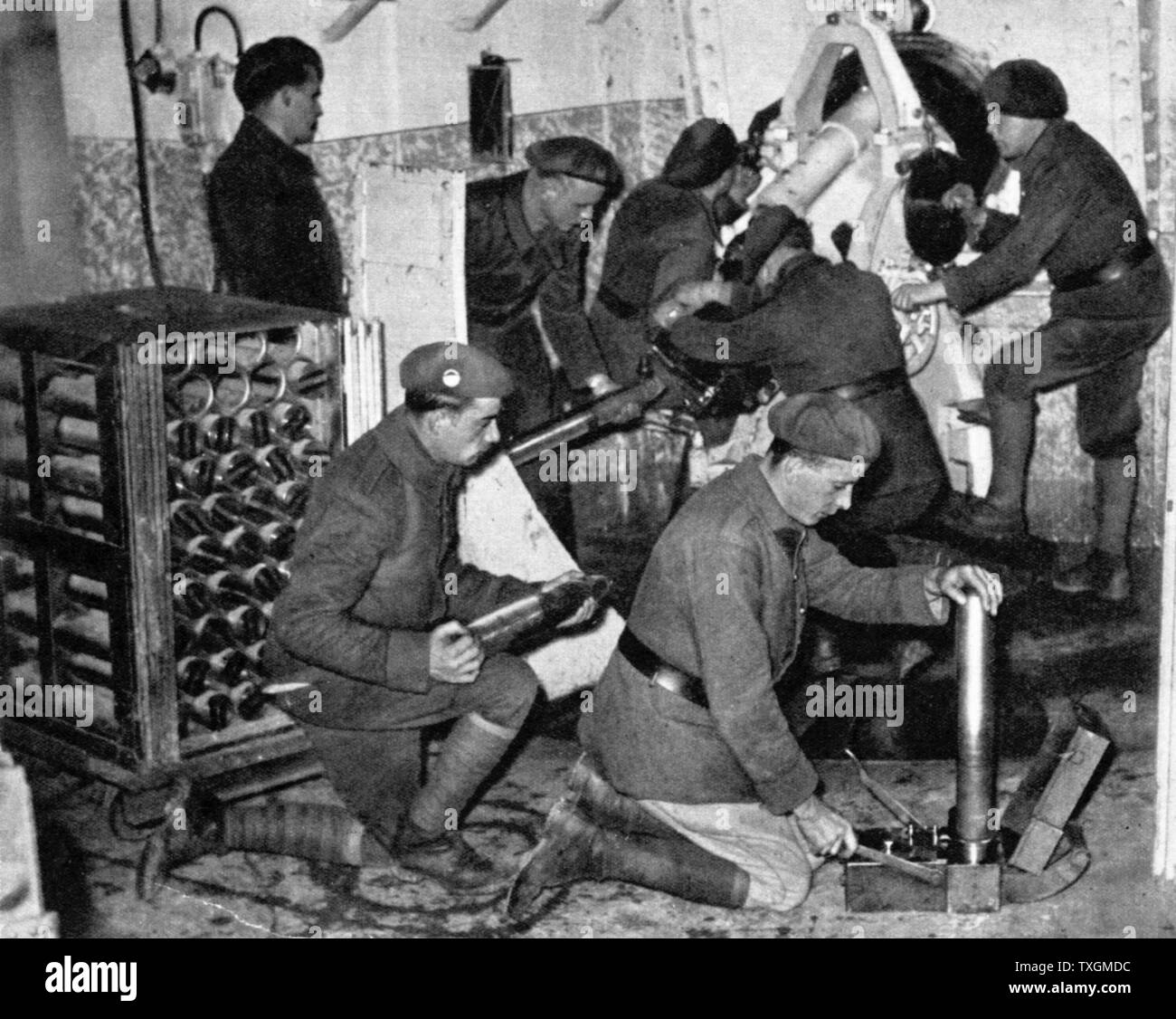 Weltkrieg II: Maginot-linie, Französisch Verteidigungsanlage Truppen in einem der unterirdischen Artillerietürme arbeiten. Der Mensch im Vordergrund wird über eine Sicherung setter Anfang 1940 Stockfoto