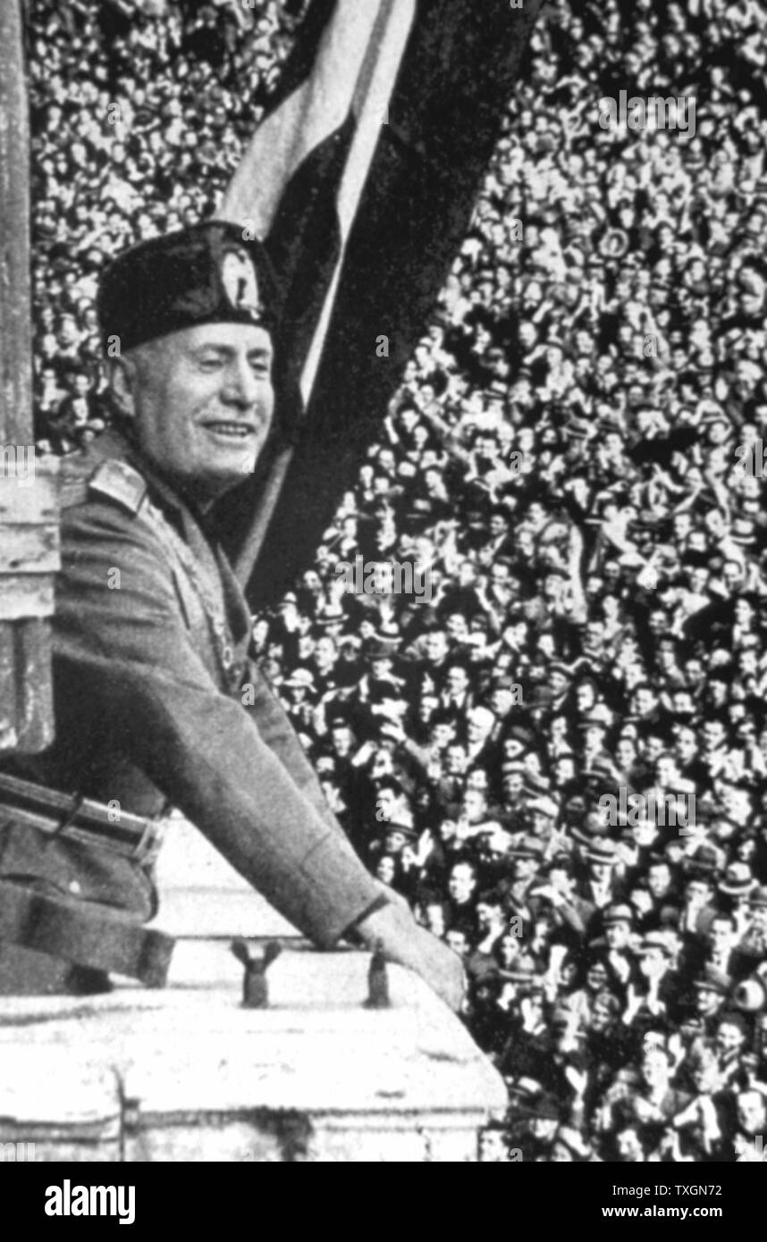 Benito Mussolini (1883-1945) "Il Duce", italienische Facist Diktator auf einer Kundgebung. Stockfoto