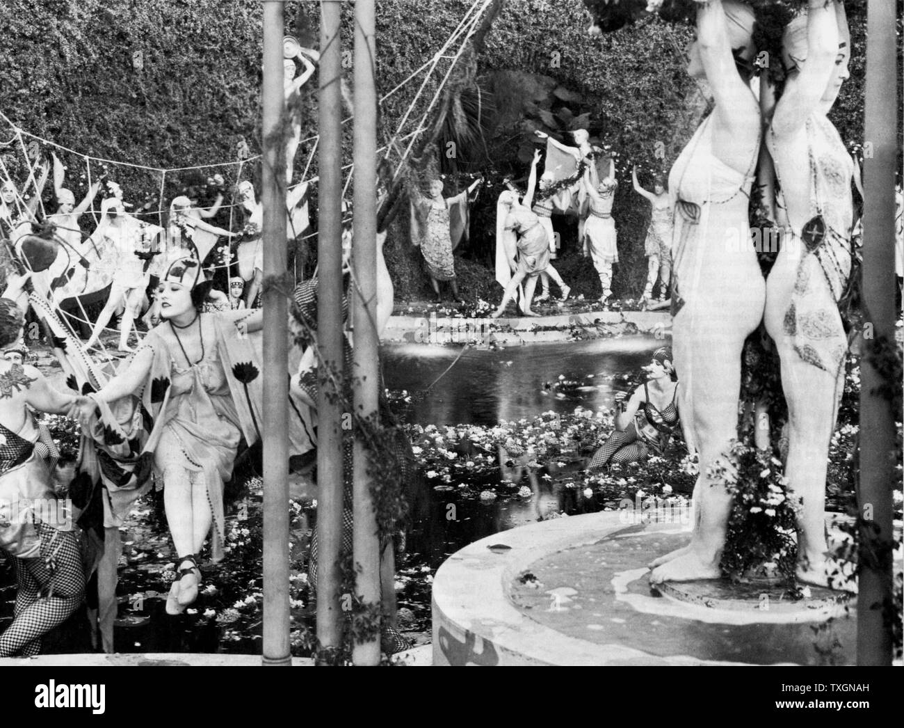 Gloria Swanson (Gloria Mae Svensson) 1897-1983, US-amerikanische Schauspielerin polnischer Abstammung. Swanson, Links, im griechischen Stil Ball in 'Don't Ändern Sie Ihr Mann" (1919) Stockfoto