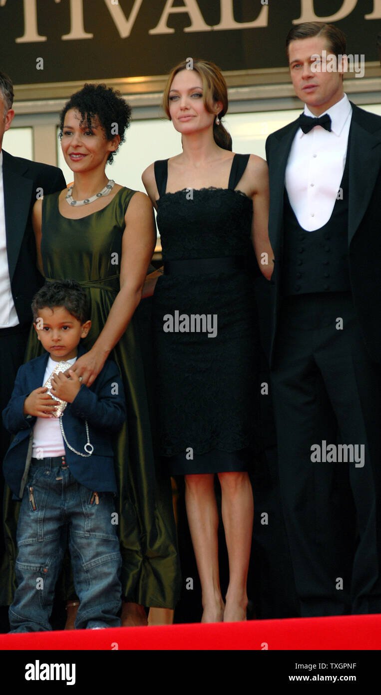 (L - R) Mariane Pearl, ihr Sohn Adam, Angelina Jolie und Brad Pitt kommen im Palais des Festivals für die galavorstellung von "A Mighty Heart" auf der 60. Filmfestival in Cannes Cannes, Frankreich am 21. Mai 2007. (UPI Foto/Christine Kauen) Stockfoto