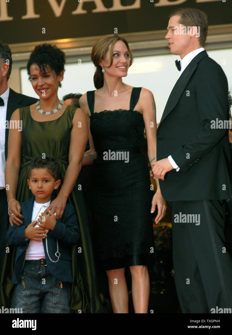 (L - R) Mariane Pearl, ihr Sohn Adam, Angelina Jolie und Brad Pitt kommen im Palais des Festivals für die galavorstellung von "A Mighty Heart" auf der 60. Filmfestival in Cannes Cannes, Frankreich am 21. Mai 2007. (UPI Foto/Christine Kauen) Stockfoto