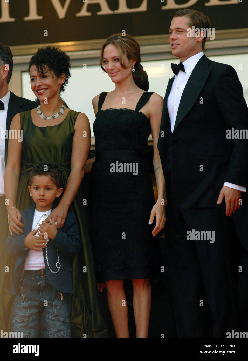 (L - R) Mariane Pearl, ihr Sohn Adam, Angelina Jolie und Brad Pitt kommen im Palais des Festivals für die galavorstellung von "A Mighty Heart" auf der 60. Filmfestival in Cannes Cannes, Frankreich am 21. Mai 2007. (UPI Foto/Christine Kauen) Stockfoto