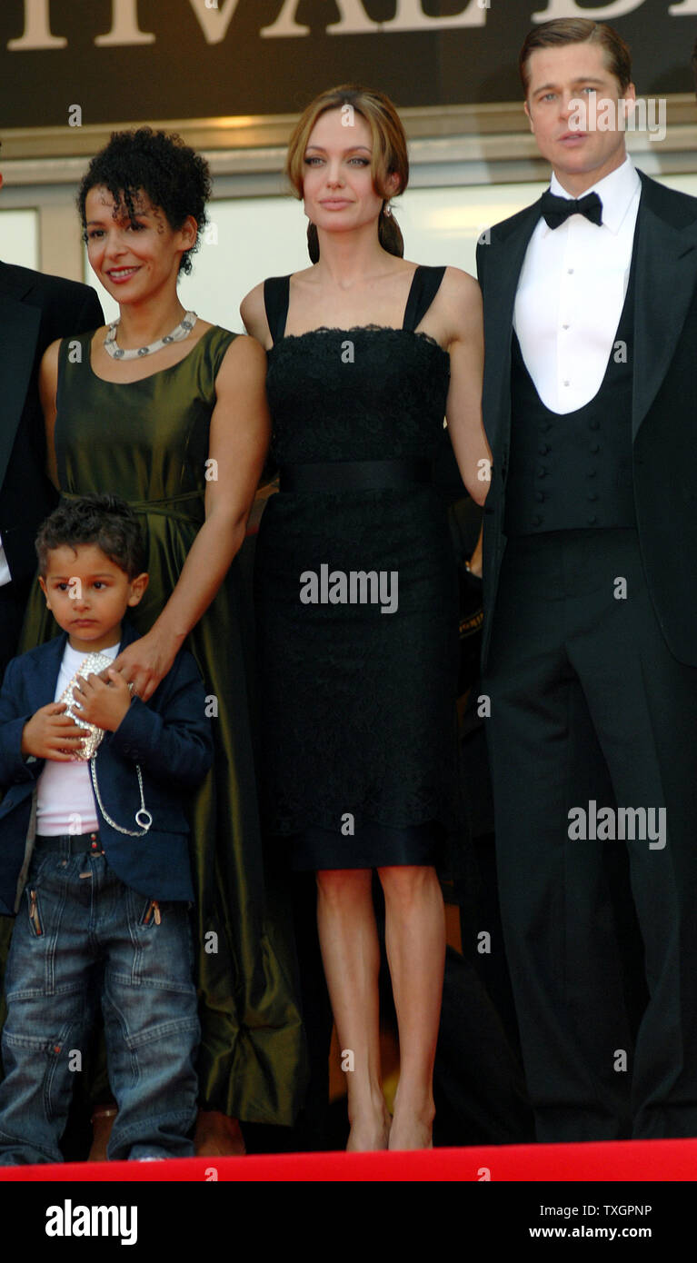 (L - R) Mariane Pearl, ihr Sohn Adam, Angelina Jolie und Brad Pitt kommen im Palais des Festivals für die galavorstellung von "A Mighty Heart" auf der 60. Filmfestival in Cannes Cannes, Frankreich am 21. Mai 2007. (UPI Foto/Christine Kauen) Stockfoto