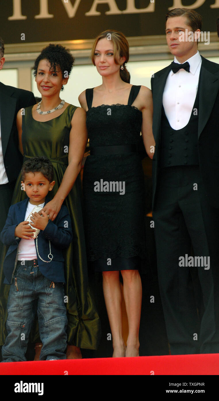 (L - R) Mariane Pearl, ihr Sohn Adam, Angelina Jolie und Brad Pitt kommen im Palais des Festivals für die galavorstellung von "A Mighty Heart" auf der 60. Filmfestival in Cannes Cannes, Frankreich am 21. Mai 2007. (UPI Foto/Christine Kauen) Stockfoto
