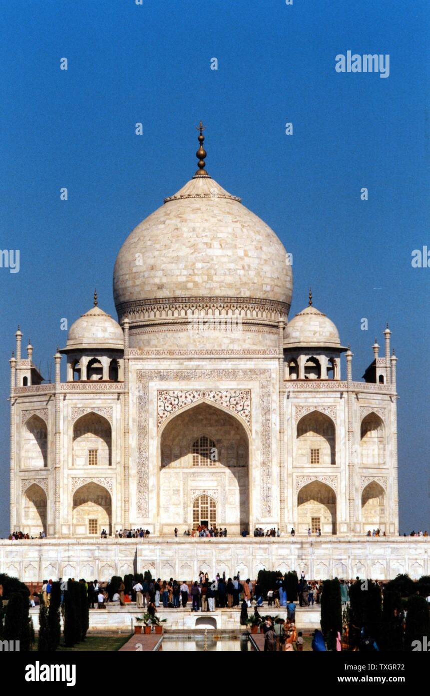 Taj Mahal, Agra, Indien 17. Jahrhundert Marmor Mausoleum von Kaiser Shah  Jahan für seine Lieblingsfrau Mumtaz Mahal (in der Persischen' geliebte  Ornament des Palace') das Fotografieren gebaut Stockfotografie - Alamy, image size:859x1390