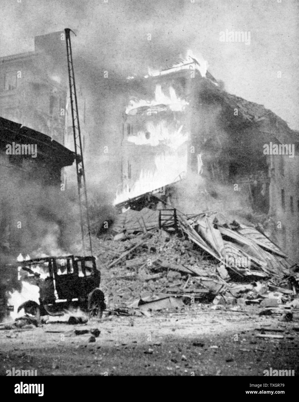 Weltkrieg II: Finnland. Bombardierung von Helsinki durch die Russen. Mehrfamilienhaus in Flammen nach einem direkten Treffer. Stockfoto