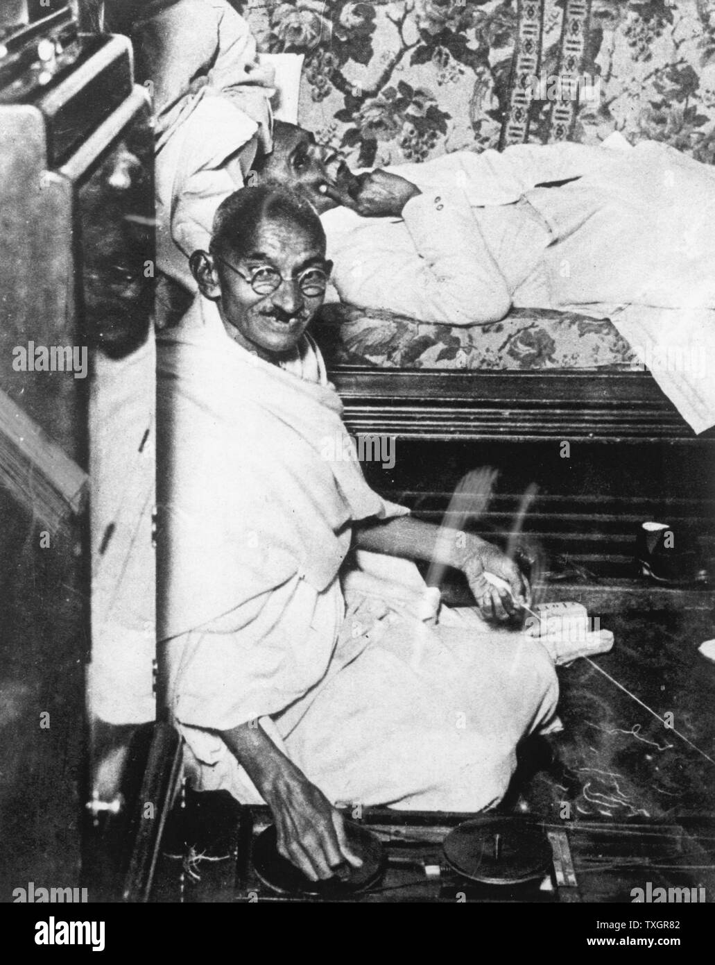 Mohondas Karamchand Gandhi (1869-1948), als Mahatma (große Seele), Indische nationalistischen Führer bekannt. Hier arbeitet er an seinem Spinnrad, eine symbolische Aufgabe er fast täglich durchgeführt. Stockfoto