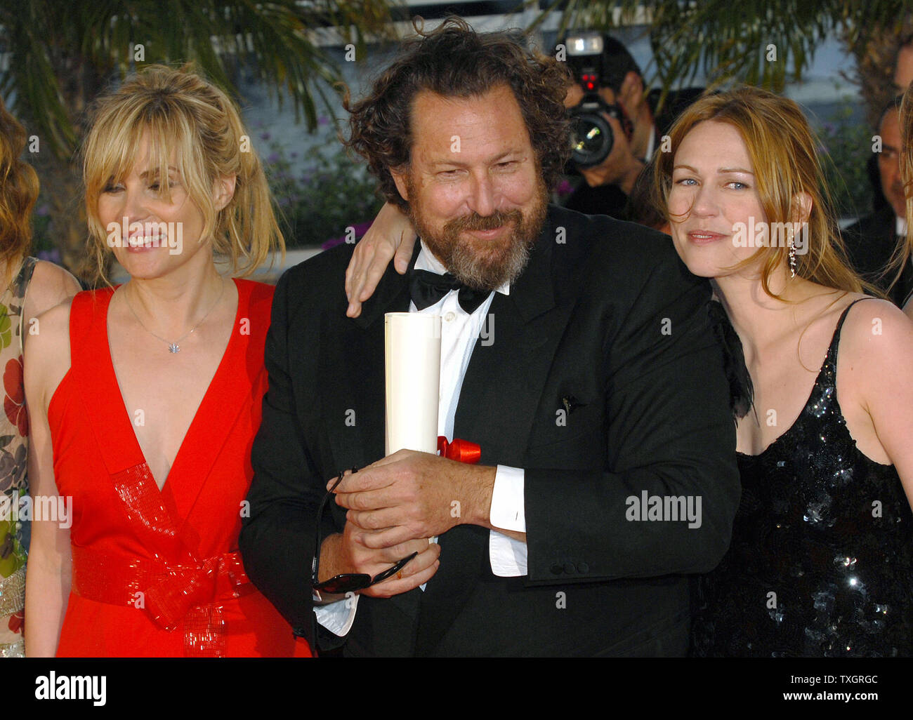 (L - R) Emmanuelle Seigner, amerikanische Regisseur Julian Schnabel und Marie - Josee Croze besuchen sie ein Fotoshooting auf der Terrasse Riviera nach Schnabel Preis für die Beste Regie für seinen Film "Le Scaphandre et le Papillon" gewinnt auf der 60. Filmfestival in Cannes Cannes, Frankreich am 27. Mai 2007. (UPI Foto/Christine Kauen) Stockfoto