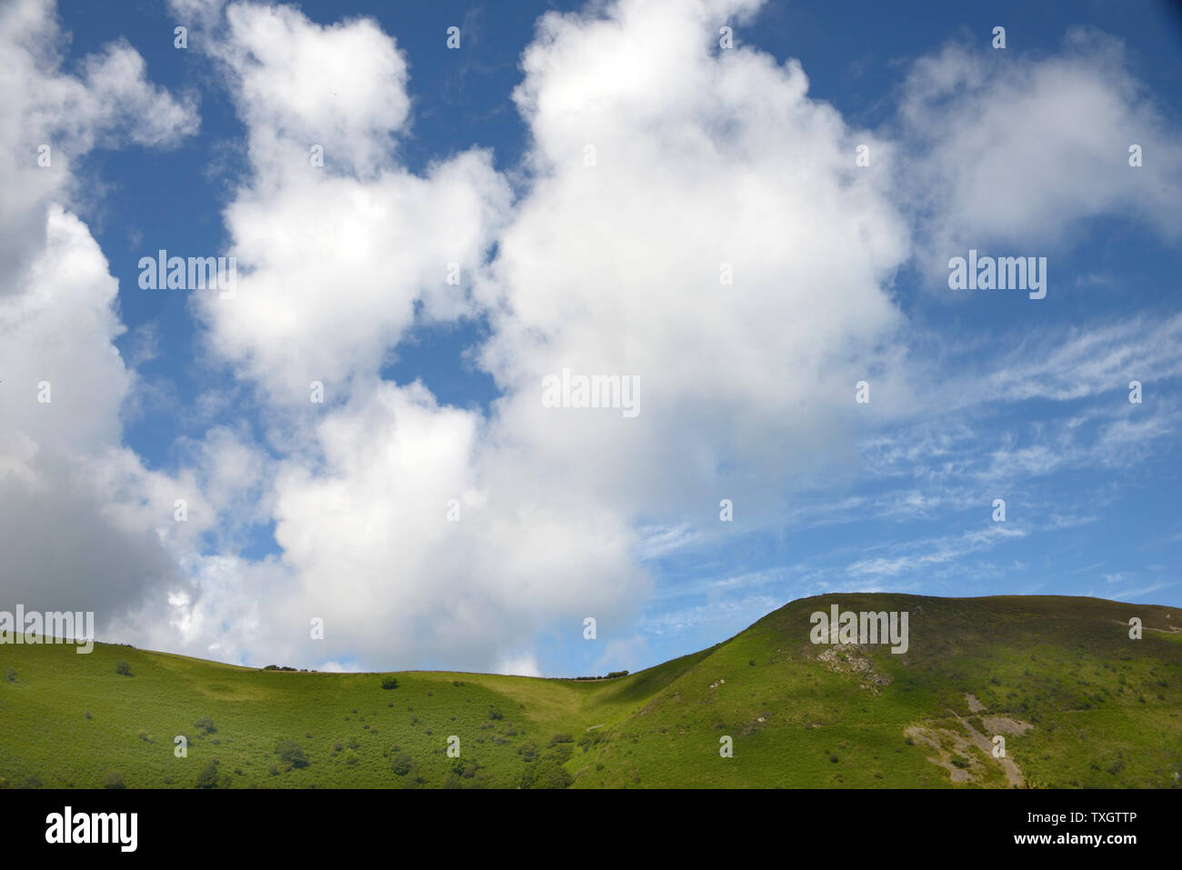 Cumulous Wolken über Hügel, Heddon Tal, Devon, England Stockfoto