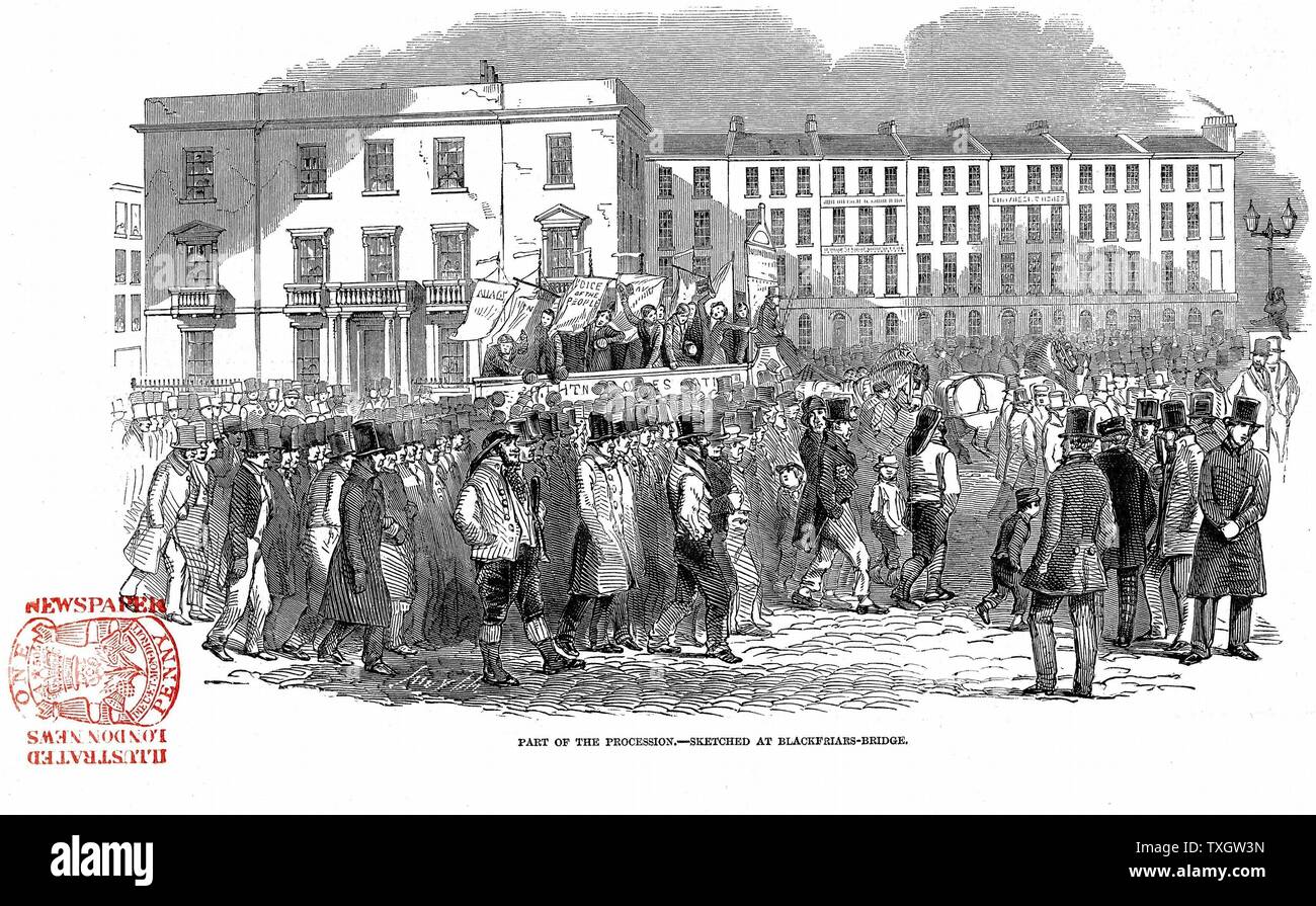 Chartisten Verarbeitung aus der Masse treffen auf Kennington Common in Richtung Blackfriars Bridge, London, wo die Polizei stoppte sie überqueren Sie die Themse: 10. April 1848. In den Links unten im Bild ist die Penny Zeitung Stempelgebühr auf die hetherington und Moore widerspricht. 1848 Holzstich Stockfoto
