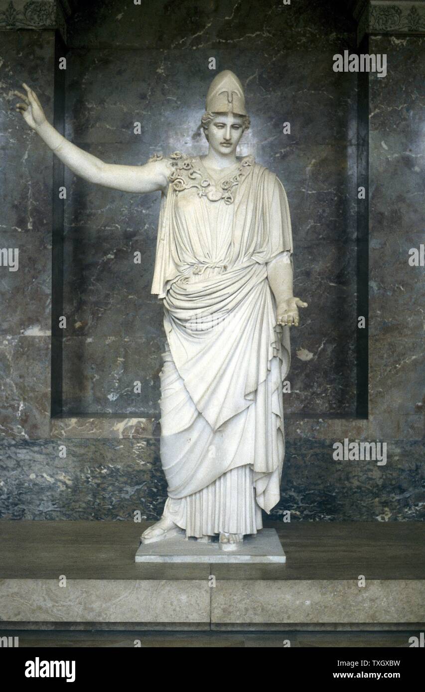 Pallas Athene (Minerva) Göttin der Weisheit, der Tochter des Zeus (Jupiter) Marmorstatue Stockfoto