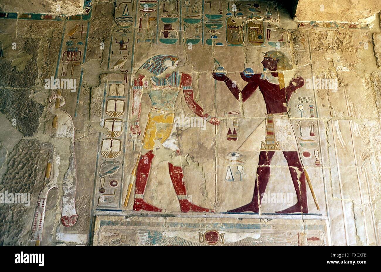 Hatschepsut (1540?? BC-1481) Königin von Ägypten, präsentiert mit der Falcon - vorangegangen Gott Horus Hatschepsut immer als männlich Obwohl eine Königin Medinet Habu, Ägypten gezeigt. Stockfoto