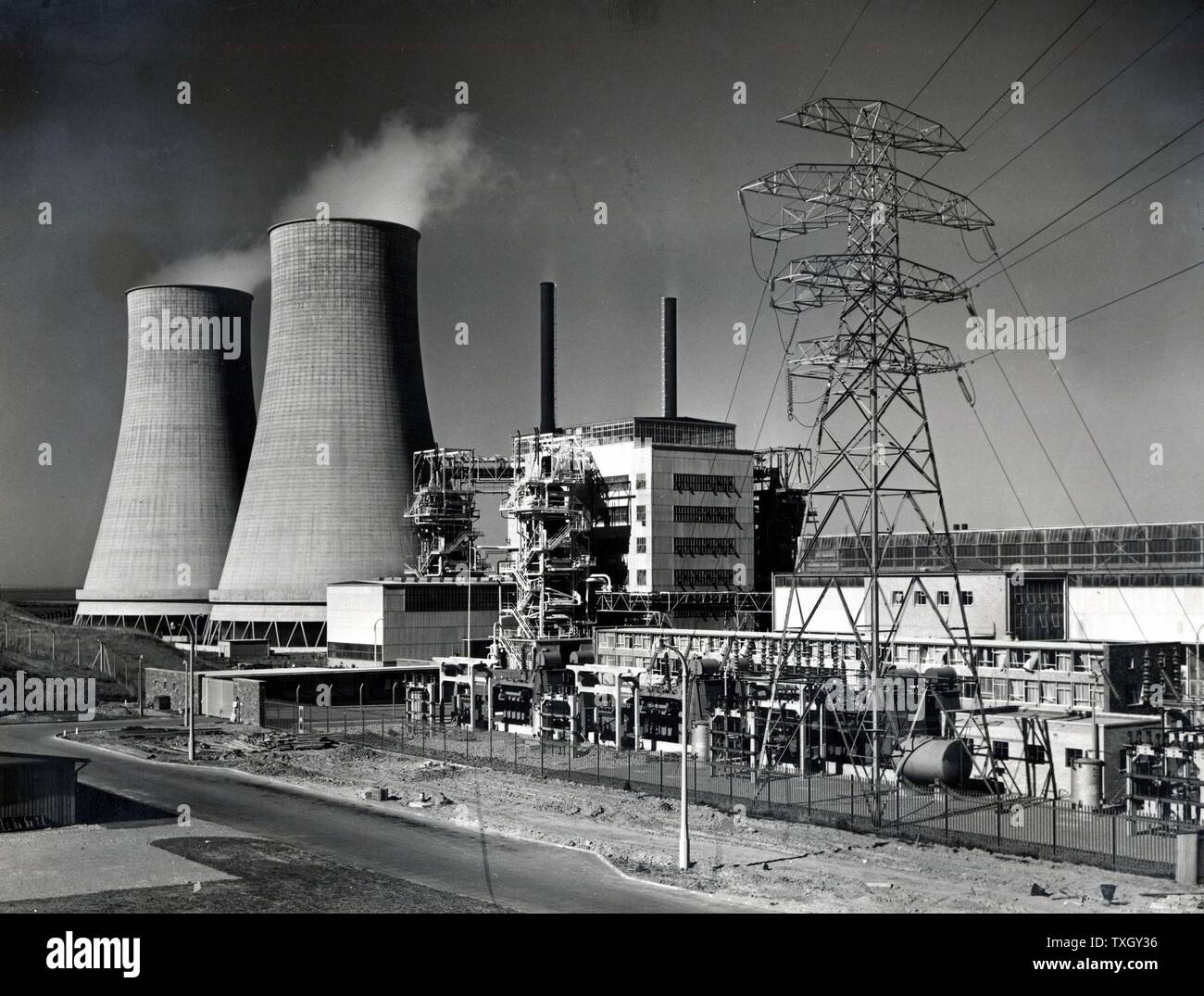 Calder Hall, Cumberland, England, erste volle Skala Atomkraftwerke der Welt Station vom 17. Oktober 1976 eröffnet. Auf der linken Seite sind Kühltürme und am rechten Mast, die Übertragungsleitungen Strom verteilen an das nationale Stromnetz. Foto Britische Atomenergiebehörde Stockfoto