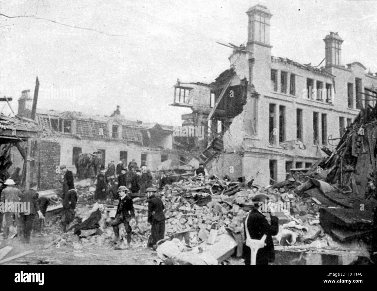 Rettungskräfte in Merseyside, North West England, auf der Suche nach Überlebenden in den Trümmern von Gebäuden nach einem Deutschen Bombenangriff: März 1941 Stockfoto