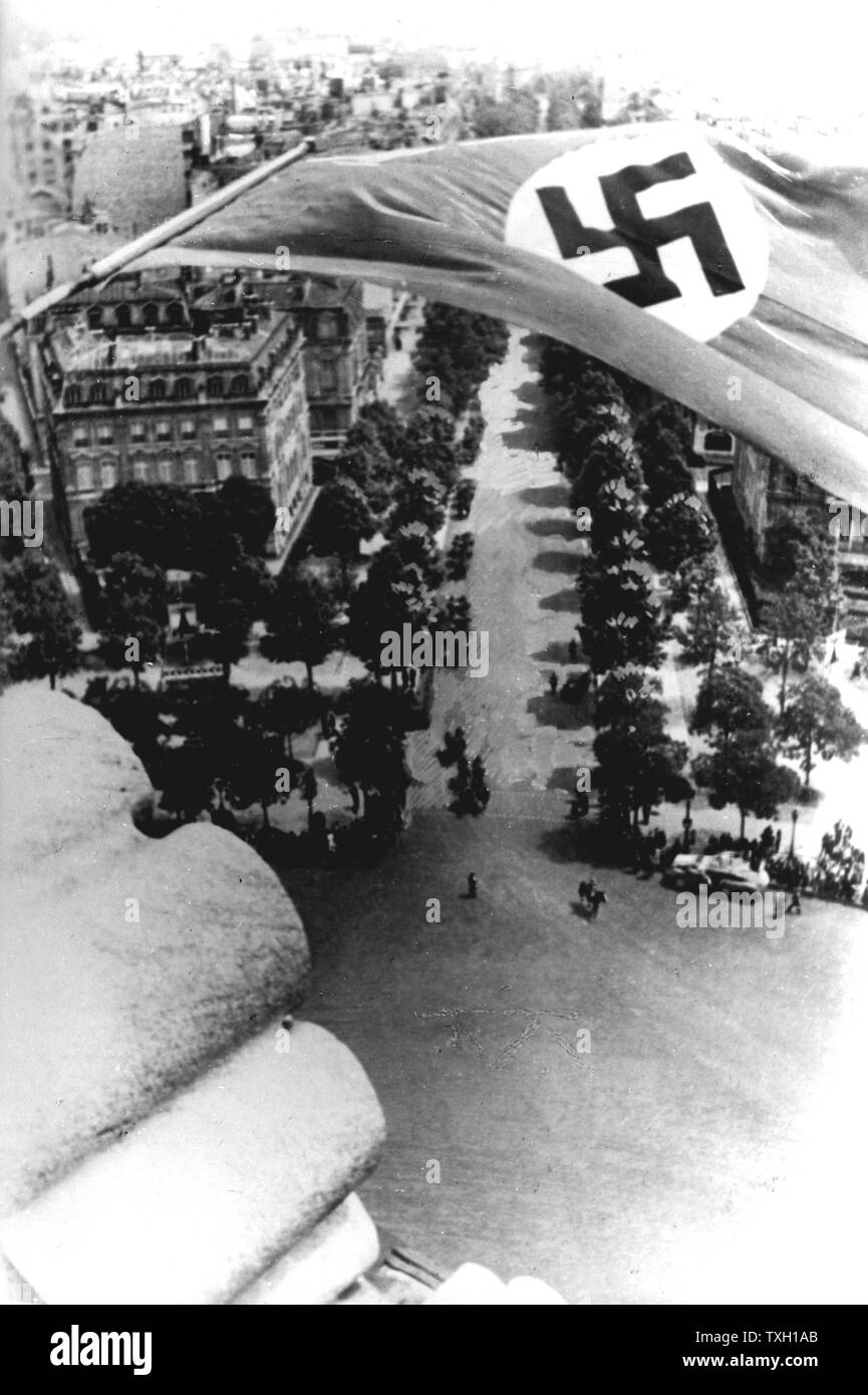 Weltkrieg 2: Deutsche Besetzung von Paris, Juni 1940. Die deutsche Flagge auf Paris. Stockfoto