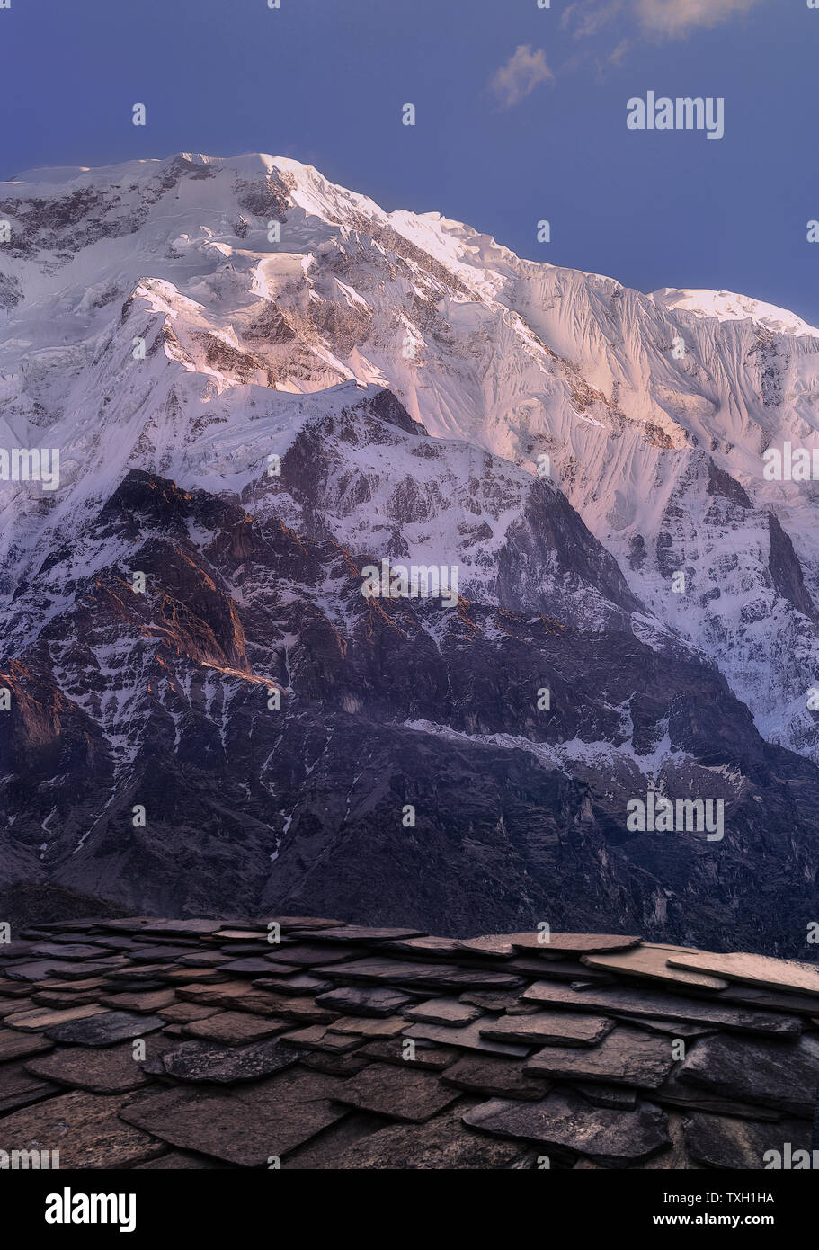Blick auf die Gletscher der Alpen in den chilenischen Anden in den Strahlen der aufgehenden Sonne. Kalten Ton. Stockfoto