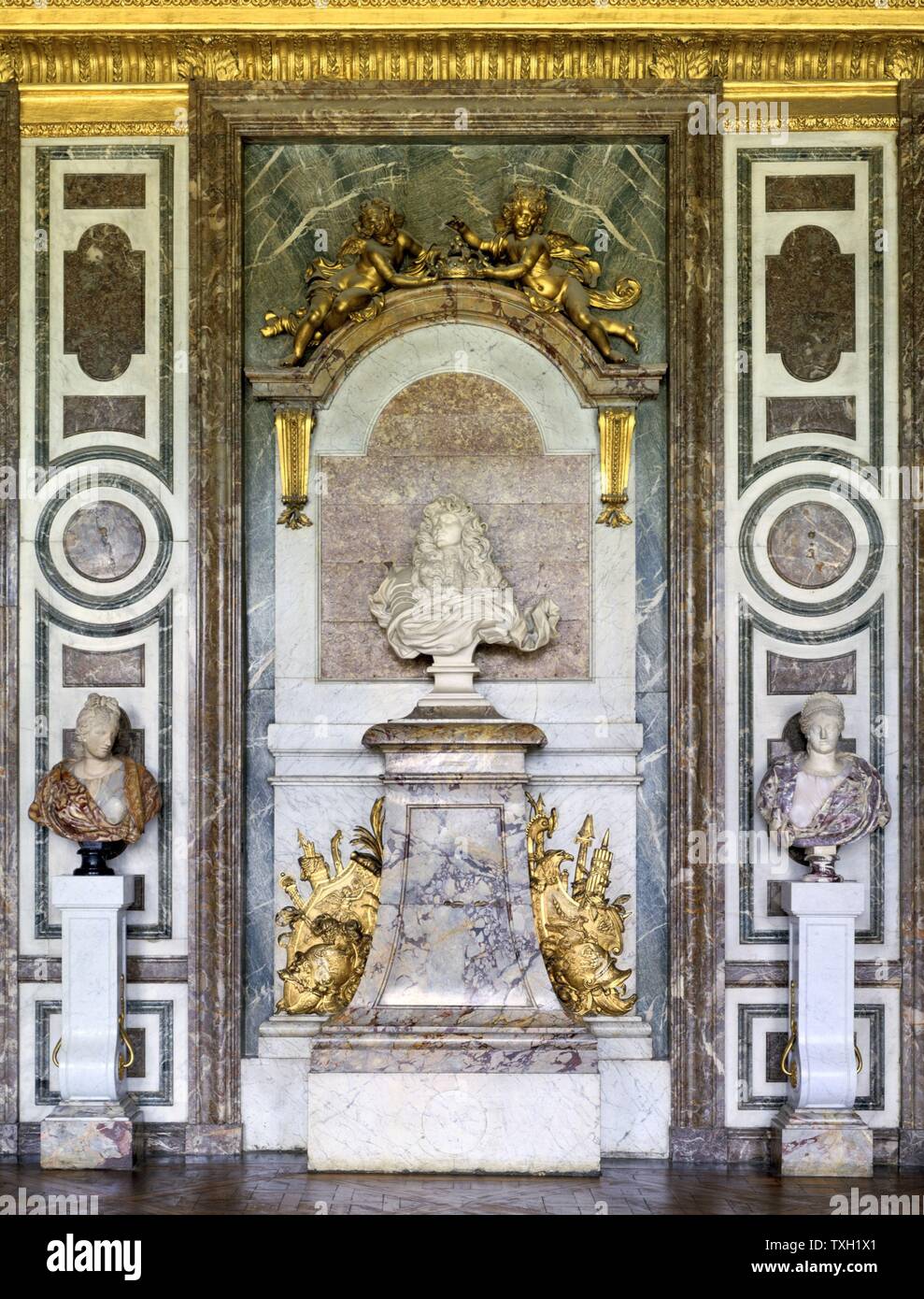 Schloss von Versailles, Innenraum der Salon de Diane. Eine Büste von König Louis X 1 V von Gian Lorenzo Bernini (1598-1680). Stockfoto