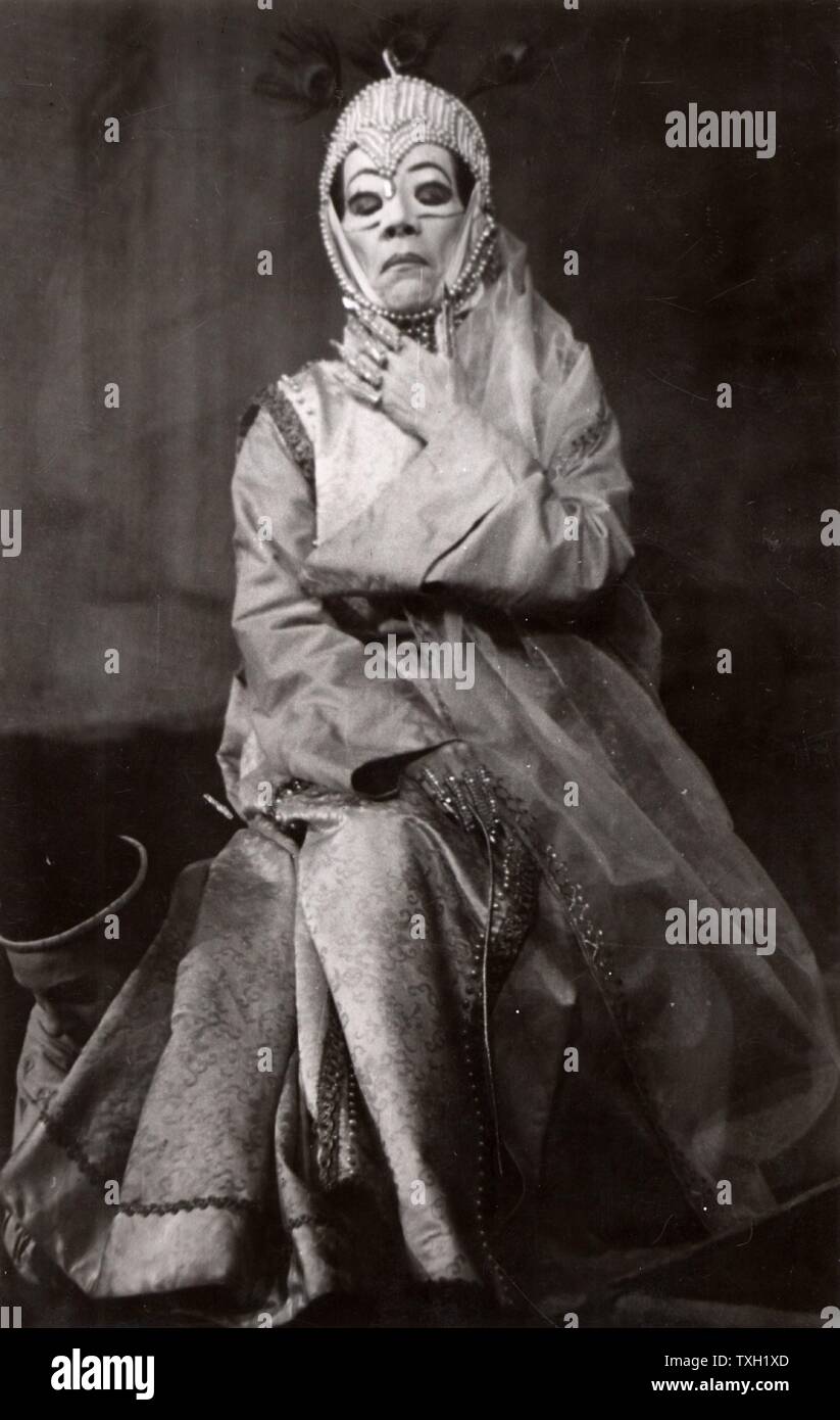 Bertholt Brecht (1898-1956), deutscher Dramatiker und Dichter. Die Produktion seines Stückes "Der kaukasische Kreidekreis" durch das Berliner Ensemble. Helene Weigel als Frau des Gouverneurs. Stockfoto