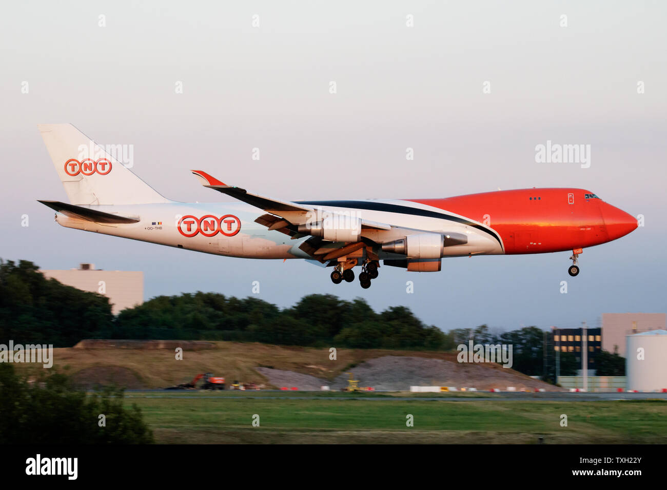 Lüttich/Belgien - Juli 2, 2017: TNT Airways Boeing 747-400 OO-THB Flugzeug Landung am Flughafen Liege Stockfoto