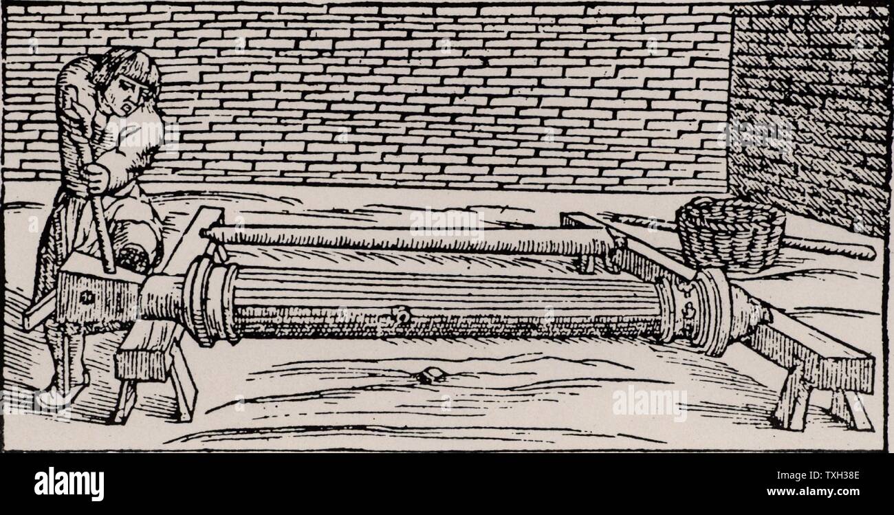 Eine Holz- Muster aus, die Formen für den Guss von Gun Barrel in Sand gebildet werden könnte. Von 'De la pirotechnia' von vannoccio Biringuccio (Venedig, 1540). Stockfoto