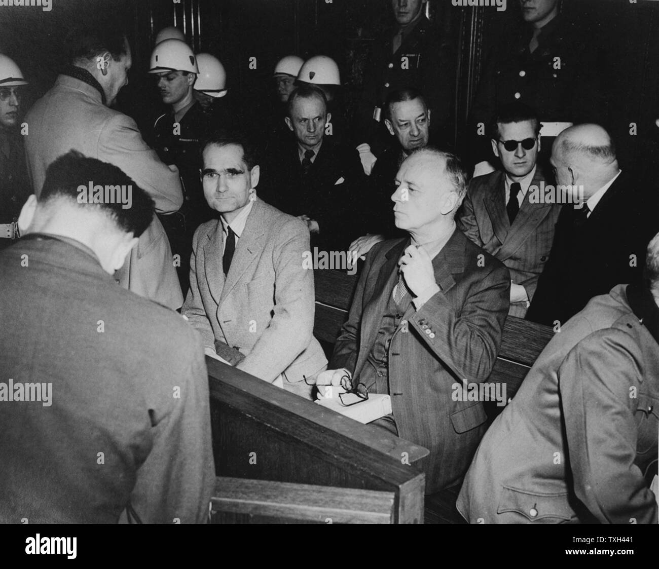 Rudolf Hess (1894-1987) bedeutende Figur in NS-Deutschland, als Adolf Hitlers Stellvertreter in der Nsdap von 1926-41. Hess (Mitte in der hellen Jacke) bei den Kriegsverbrecherprozessen in Nürnberg, 1946. Stockfoto