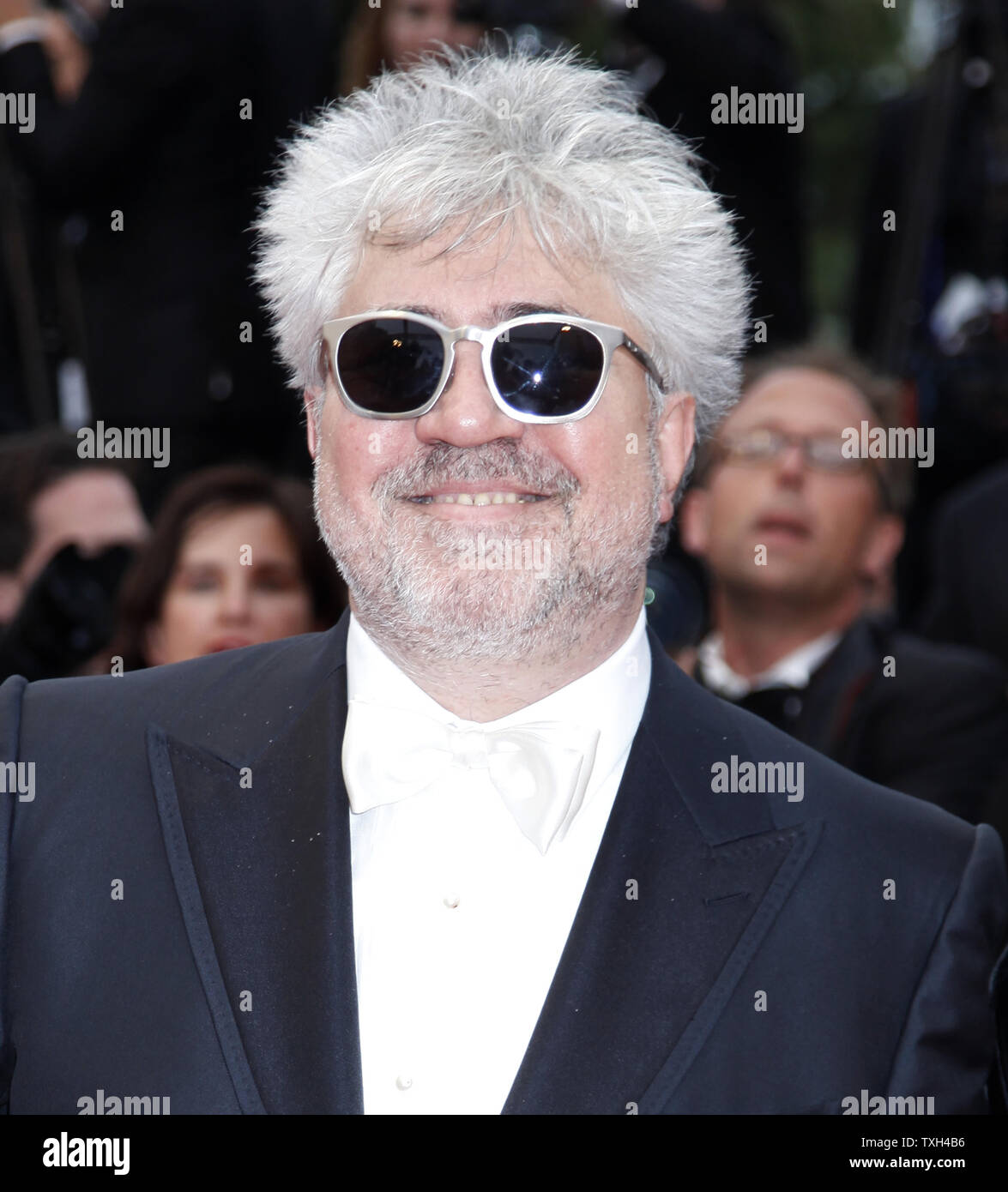 Pedro Almodovar kommt auf dem roten Teppich vor der Vorführung des Films "werden Sie einen großen dunklen Fremden" während der 63. jährliche Internationale Filmfestspiele von Cannes in Cannes, Frankreich am 15. Mai 2010 erfüllen. UPI/David Silpa Stockfoto