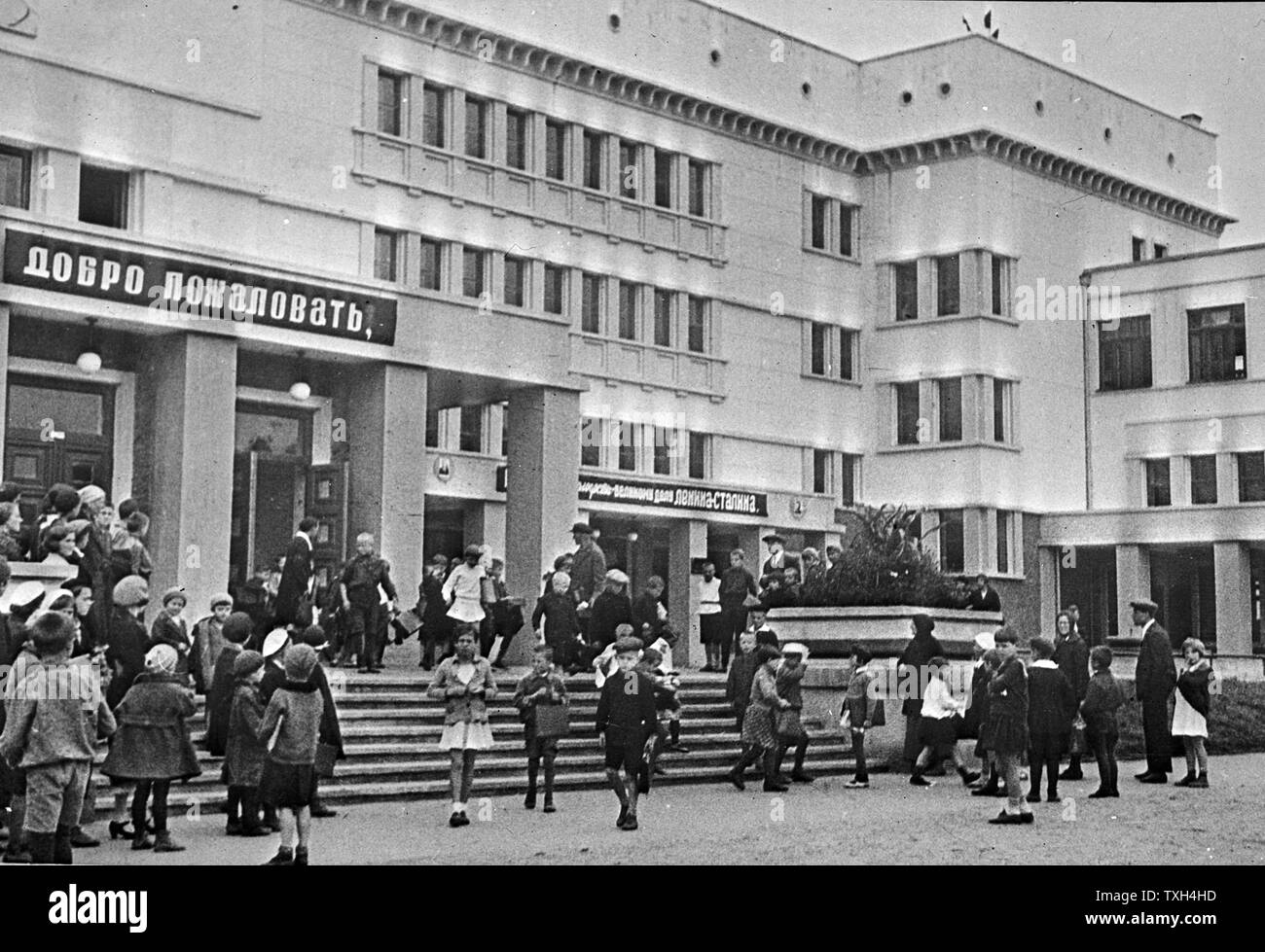 Ende des Tages. Szene auf die Schritte einer Moskauer Schule als Kinder UDSSR 1930-1940 verlassen Stockfoto