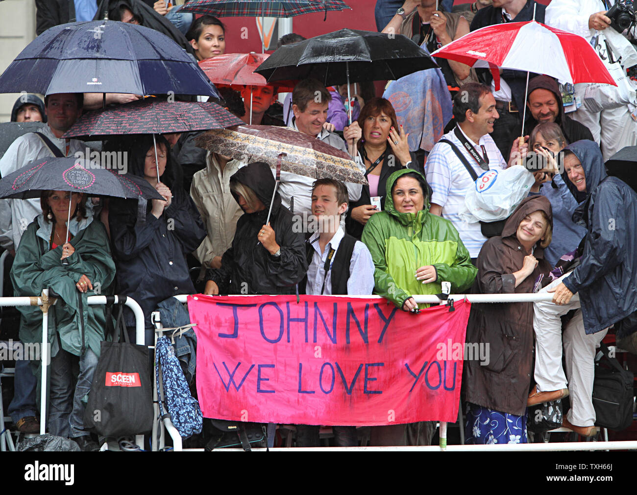 Fans von Johnny Depp trotzen dem Regen vor der Vorführung des Films "Fluch der Karibik: On Stranger Tides" während der 64. jährliche Internationale Filmfestspiele von Cannes in Cannes, Frankreich am 14. Mai 2011. UPI/David Silpa Stockfoto