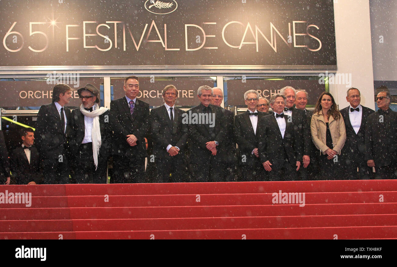 Regisseure wie Elia Suleymane, Chen Kaige, Walter Salles, Claude Lelouche, David Cronenberg, Roman Polanski und Jean-Pierre et Luc Dardennes, zusammen mit dem kürzlich ernannten Minister für Kultur Aurelie Filippetti, kommen oben auf dem roten Teppich des Palais des Festivals vor der Vorführung des Films "Amour" während der 65. jährliche Internationale Filmfestspiele von Cannes in Cannes, Frankreich am 20. Mai 2012. UPI/David Silpa Stockfoto