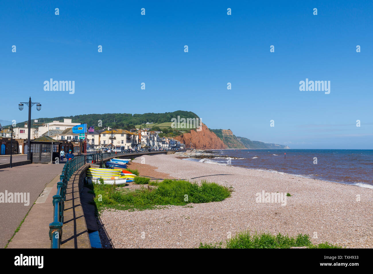 Promenade und Strand East at Sidmouth, einem kleinen beliebten Südküste Küstenstadt in Devon suchen, Süd-West-England Stockfoto