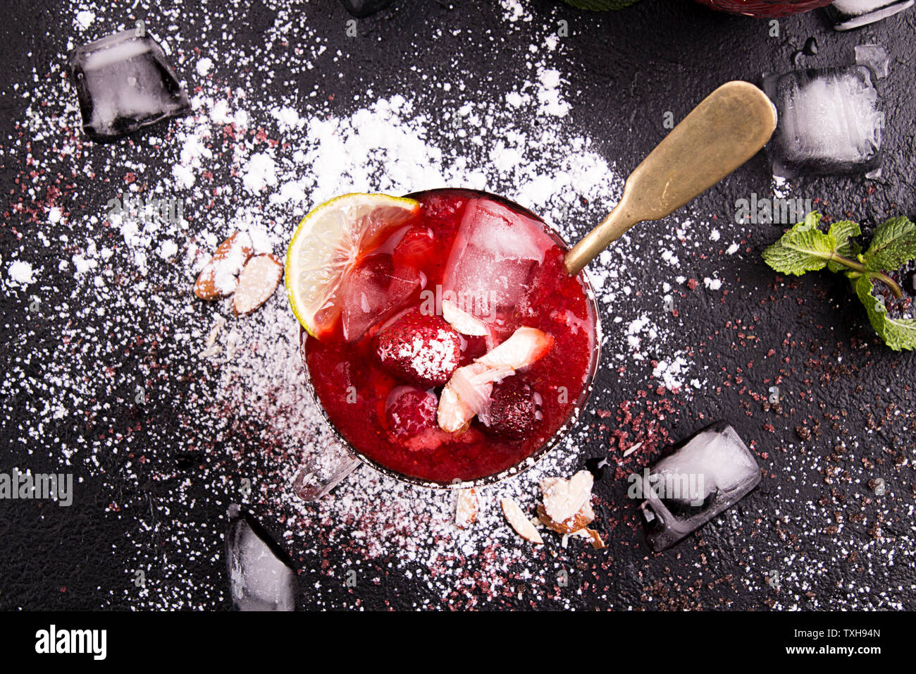 Blended Strawberry Shake Smoothie Mit Ganzen Erdbeeren Eis Und Zitrone In Glasern Und Eiswurfel Auf Schwarzem Hintergrund Gesunde Ernahrung Diat Konzept Stockfotografie Alamy