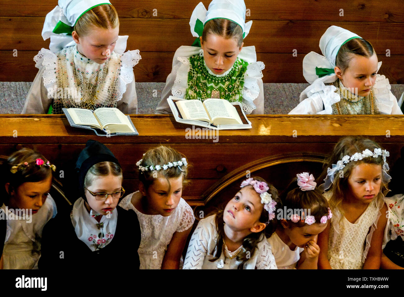 Junge Mädchen in brautjungfern Sorbische Kostüm während des traditionellen Corpus Christi, Katholische Feier, Crostwitz, Sachsen, Deutschland Stockfoto