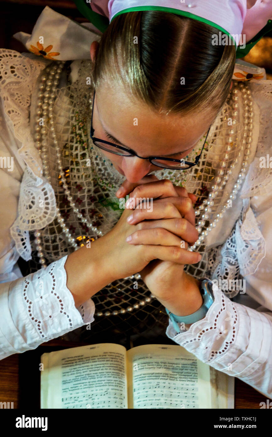 Ein junges Mädchen ist das Beten, Katholische Feier, Crostwitz, Sachsen, Deutschland Stockfoto