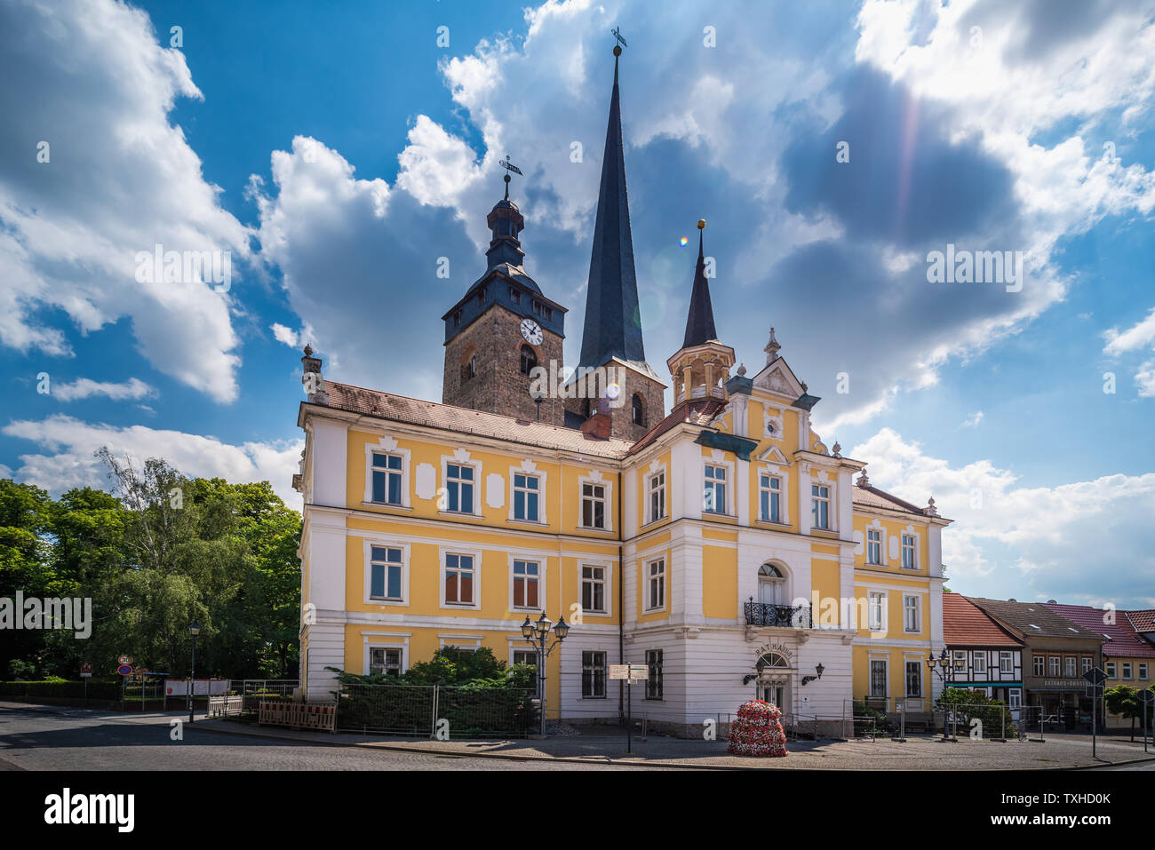 Historisches Rathaus und Kirche Unser Lieben Frauen, Burg bei Magdeburg, Sachsen-Anhalt, im Sommer Stockfoto